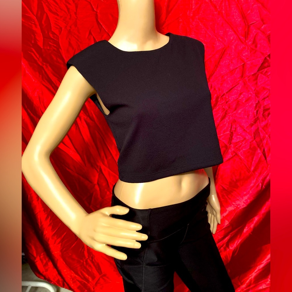 Black crop zipper back size M